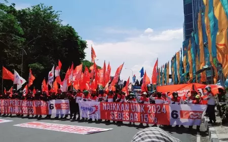 Buruh Jawa Timur Demo Tuntut Kenaikan UMK 15%