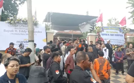 Jenazah Eddy Rumpoko Datang, Ribuan Pelayat Tangisi Kepulangan Mantan Walikota