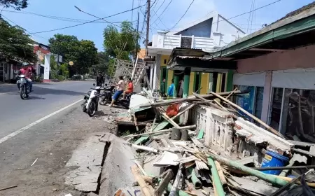 Oleng, Truk LPG Melon Tabrak Warung dan Motor Warga Sukoharjo