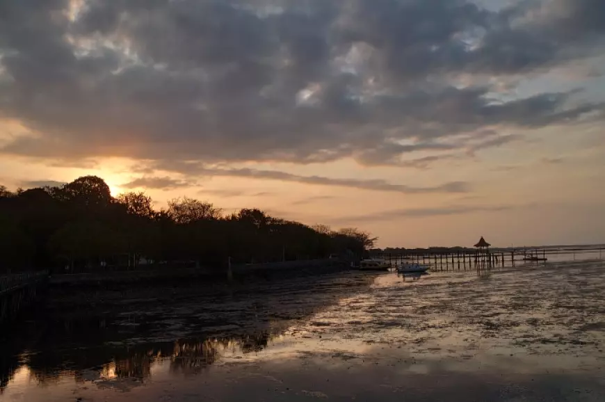 Tak Kalah Seru, Begini Indahnya Panorama Sunset di Pantai Bentar Probolinggo