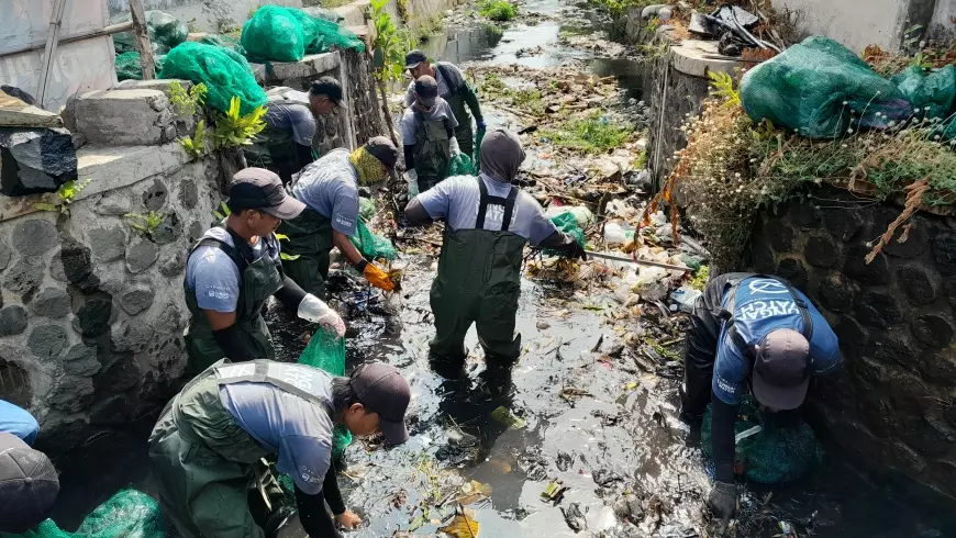 Tim Sungai Watch Banyuwangi Bersihkan 1 Ton Sampah di Sungai Karangrejo, Pasang 3 Barier untuk Cegah Pencemaran