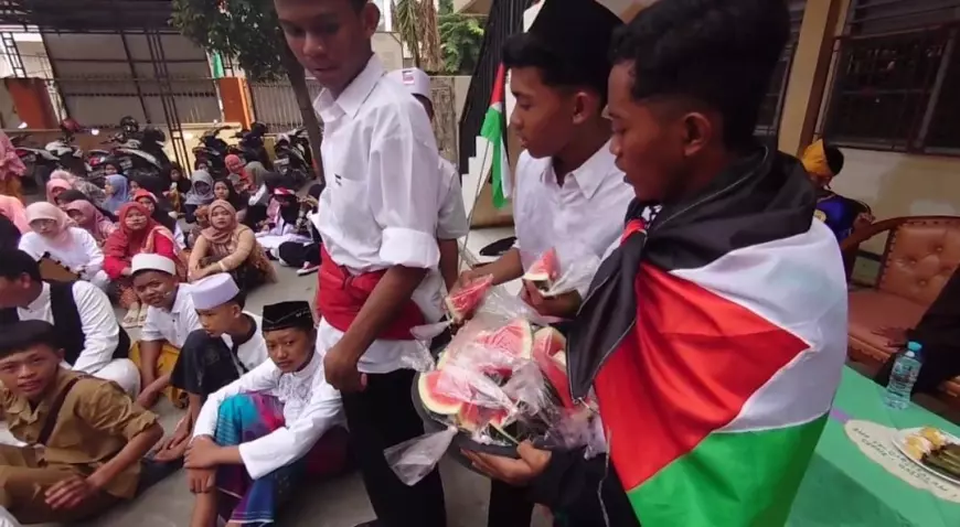 Aksi Bela Palestina di Hari Pahlawan, Ratusan Siswa SMP di Gresik Gelar Teatrikal dan Bagi-bagi Semangka