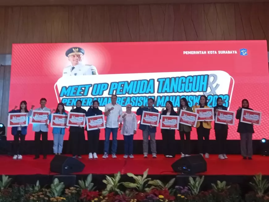Pemkot Surabaya Salurkan Beasiswa Pemuda Tangguh untuk Mahasiswa Berprestasi