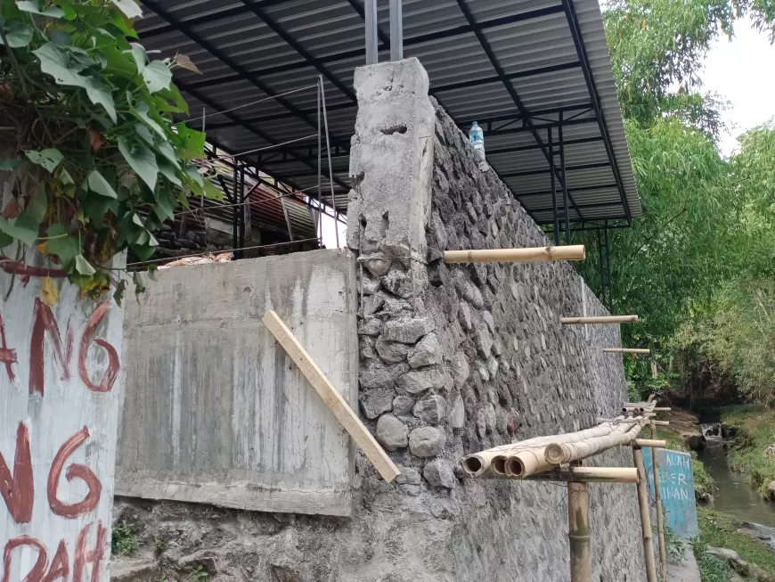 Diduga Gunakan Pasir Sungai, Proyek DPUPRPKP Kota Malang Dikeluhkan Warga