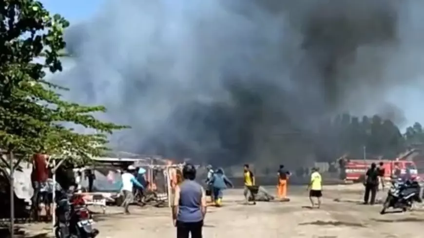 Rumah Tengkulak Bensin di Curahsawo Probolinggo Terbakar