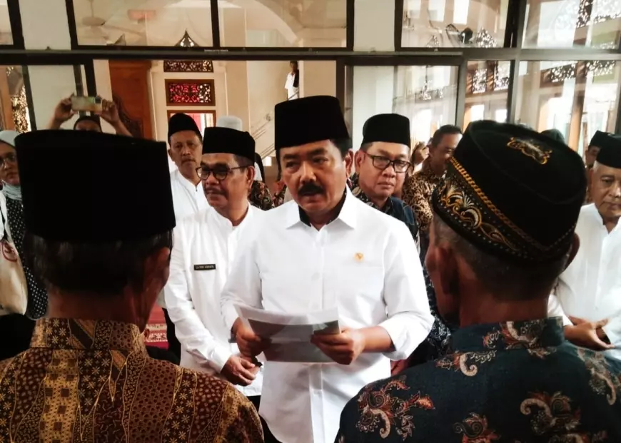 Menteri Agraria Tata Ruang Serahkan Sertifikat Tanah Wakaf Masjid Desa Ampeldento Kabupaten Malang