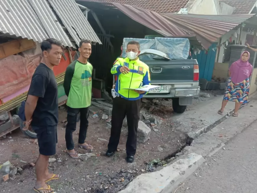 Mengantuk, Sopir Mobil Pikap Tabrak Rumah Di Jombang