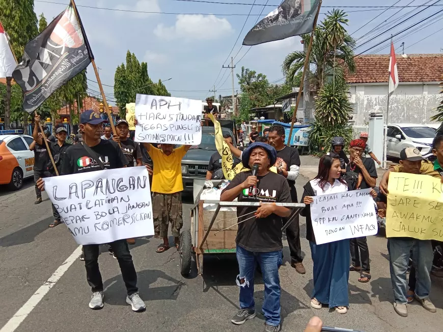 Bawa Gerobak Sampah, Warga Demo Kantor Cabdin Pendidikan Provinsi di Jombang