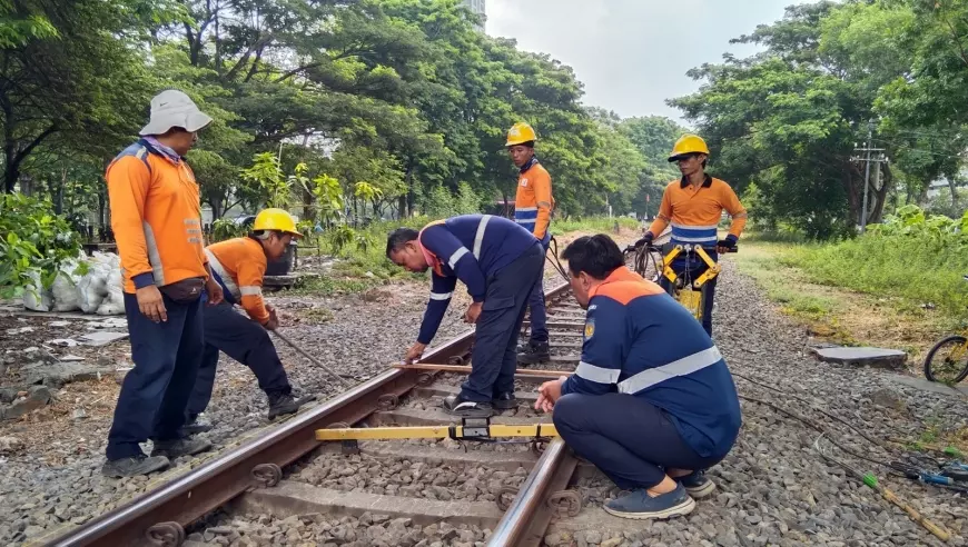 KAI Daop 8 Surabaya Lakukan Perawatan Jalur Rel Jelang Angkutan Nataru 2023/2024