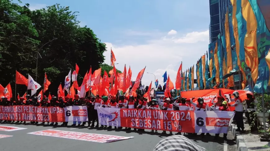 Buruh Jawa Timur Demo Tuntut Kenaikan UMK 15%