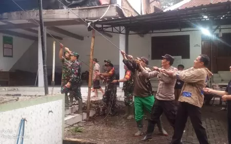 Warga Rugi Puluhan Juta Rupiah Akibat Pohon Tumbang di Jabung, Malang