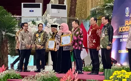 Gubernur Jatim Beri Penghargaan Kabupaten Jember Wujudkan Desa Majun dan Mandiri