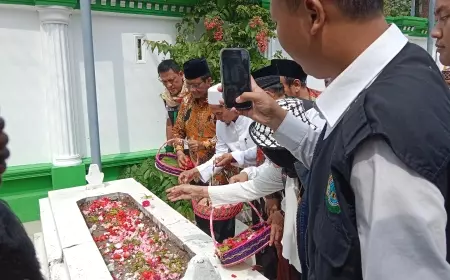 Keliling Jawa Timur, Mahfud MD Kunjungan Ziarah Ke Makam Pendiri NU di Jombang