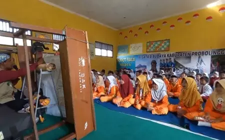 Unik, Pemuda ini Sosialisasikan Bahaya Nikah Dini Lewat Wayang Golek Jenaka