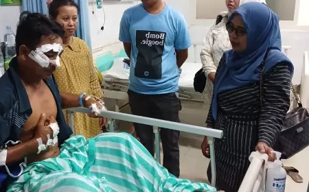 Jenguk Korban Tertimpa Baliho, Ketua DPD Golkar Jombang Upayakan Pengobatan
