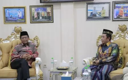 Kunjungi Pesantren Nurul Jadid, Mahfud MD Tetap Optimistis Menangi Pilpres Meski Ada Tekanan
