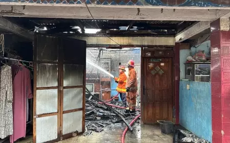 Dua Rumah Kakek dan Nenek di Gresik Hangus Terbakar