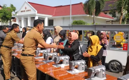 Pemkab Tuban Berikan Bantuan Mesin Jahit dan Gerobak Dorong