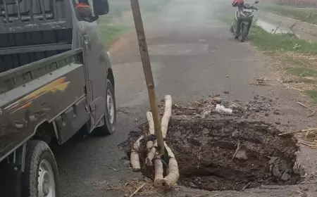 Jalan Aspal Berlubang Di Jombang Bahayakan Pengendara