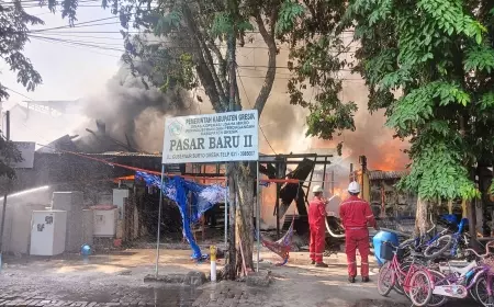 Puluhan Lapak Pedagang di Pasar Baru II Gresik Ludes Terbakar