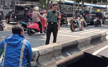 Jalan Aspal di Klojen Tiba-Tiba Ambles