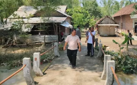 Polsek Ploso Turut Gotong Royong Atasi Tanggul Jebol di Ploso, Jombang