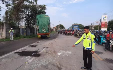 Truk Seruduk Truk di Gresik, Satu Sopir Tewas