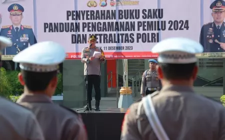 Jaga Netralitas, Personel Polres Gresik Dibekali Buku Panduan Pengamanan Pemilu 2024