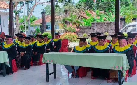 Puluhan Lansia Tuntaskan Sekolah Lansia Tangguh di Banyuwangi