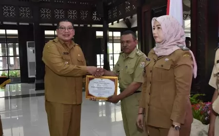 Wakil Bupati Malang Serahkan Penghargaan SiDasi Terbaik