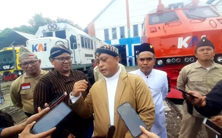 Lokomotif Vintage Warna Merah dan Biru  Tandai 1 Abad Depo Sidotopo Surabaya