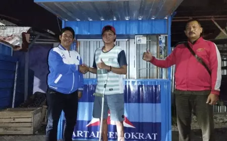 Bagikan Rombong ke Pedagang Disabilitas dan Janda, Demokrat Gresik Ingin UMKM Maju