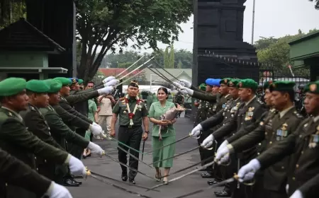 Tradisi Pedang Pora Prajurit Sambut Tongkat Komando Pemimpin Baru Jabat Pangdam V Brawijaya