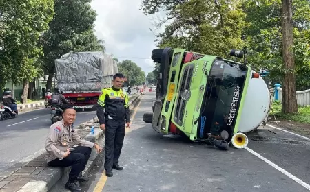 Diduga Mengantuk, Truk Tangki Alami  Laka Tunggal dan Terguling