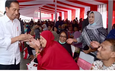 Presiden Joko Widodo Serahkan BLT El Nino di Malang