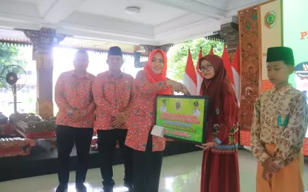 190 Pelajar dan Mahasiswa Dapat Beasiswa Pendidikan Oleh Bupati Mojokerto
