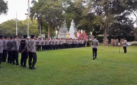 Polisi Sterilisasi Pendapa Sabha Swagata Blambangan Jelang Pelantikan Kades