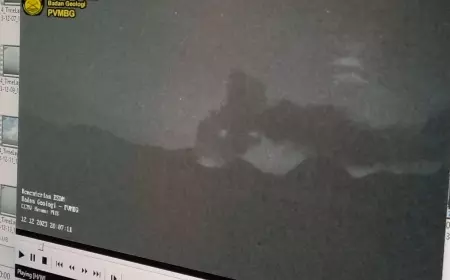 Petugas PGA Cemoro Lawang Amati Sinar Api di Kawah Bromo