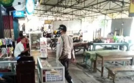 Patroli Jalan Kaki Polsek Wlingi Dini Hari Amankan Pasar Wlingi