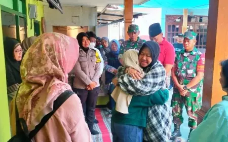 Tri Rismaharini Kunjungi Anak Korban Bunuh Diri Kabupaten Malang