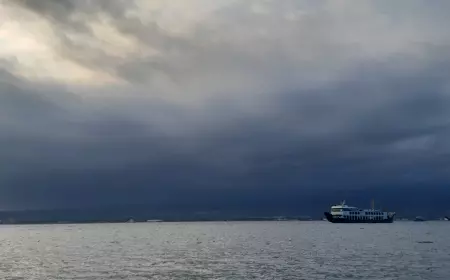 Pasang Surut Air Laut Picu Penumpukan Kendaraan di Penyeberangan Ketapang - Gilimanuk