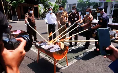 Kejari Jember Musnahkan Ribuan Rokok Ilegal 