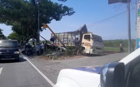 Truk Diseruduk Sri Tanjung di Perlintasan Tanpa Palang Pintu