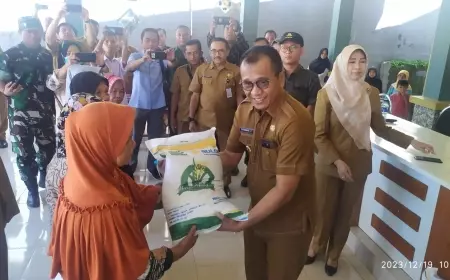 Pj Bupati Bondowoso dan Satgas Pangan, Tinjau Penyaluran Bantuan Beras