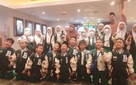 Bentuk Karakter Anak Anti Bullying, SD Khadijah Surabaya Nobar Film Tegar 