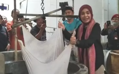 Kunjungi Pengrajin Tahu di Gresik, Atikoh Ganjar Tegaskan Kedaulatan Petani Kedelai
