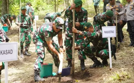 Mayjen TNI Haryanto Pimpin Karya Bakti Reboisasi Gunung Lawu Terdampak Karhutla