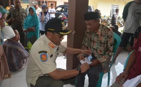 Pj Bupati Bondowoso Pastikan Penyaluran BLT DBHCHT Tepat Sasaran
