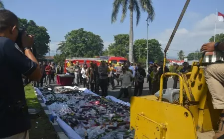Ribuan Botol Miras dan Obat Terlarang Dimusnahkan