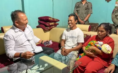 Bupati Jember Jenguk Ibu Melahirkan di Jalan